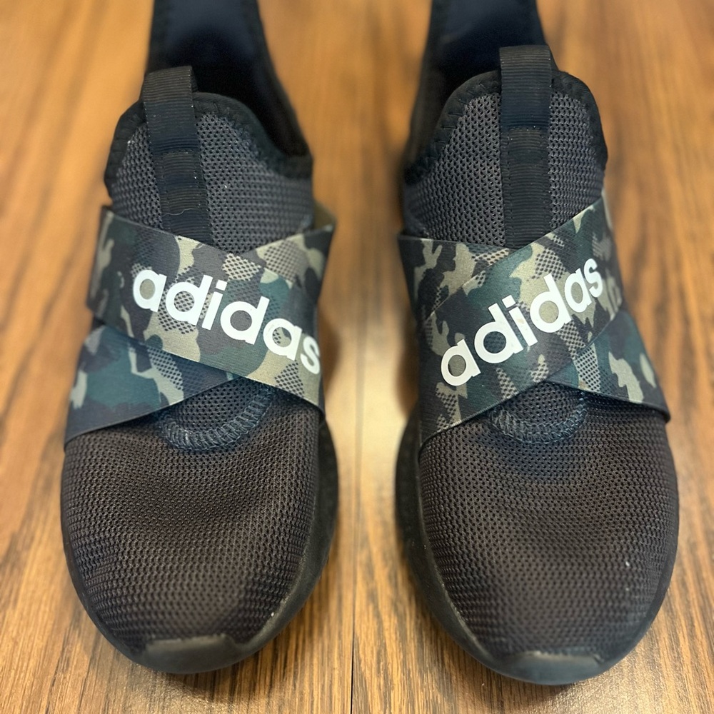 adidas Sz 8 Black Sneakers with Camouflage Strap
